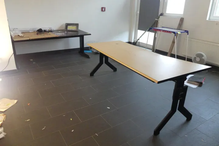 2x Tisch, mit Inhalt Maße in cm ca. 200 x 100 x 72 / Maße in cm ca. 200 x 100 x 74 / Hinweis: ohne Dokumente, ohne Los 810, 811, 812